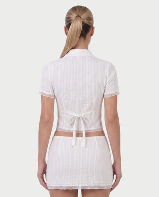 Vestido mini de malla con aberturas y detalle de cadena de JUVIA