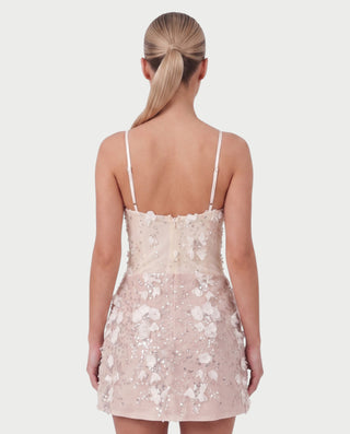 Vestido mini de malla con aberturas y detalle de cadena de JUVIA