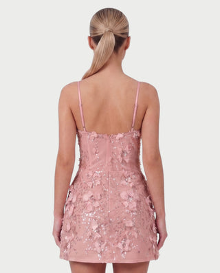Vestido mini de malla con aberturas y detalle de cadena de JUVIA