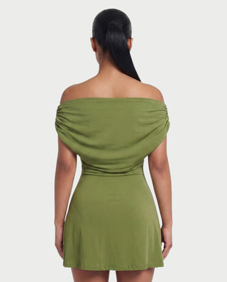 Vestido mini de malla con aberturas y detalle de cadena de JUVIA