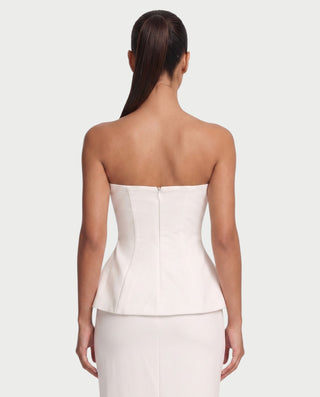 Vestido mini de malla con aberturas y detalle de cadena de JUVIA