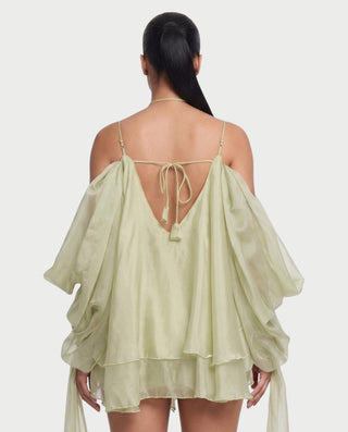 Vestido mini de malla con aberturas y detalle de cadena de JUVIA