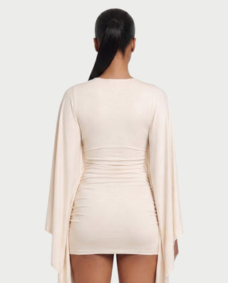 Vestido mini de malla con aberturas y detalle de cadena de JUVIA