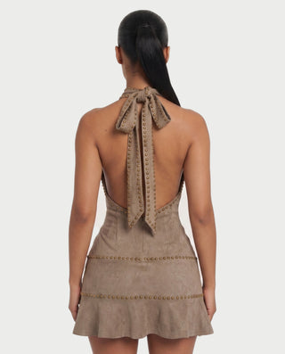 Vestido mini de malla con aberturas y detalle de cadena de JUVIA