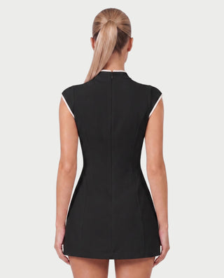 Vestido mini de malla con aberturas y detalle de cadena de JUVIA