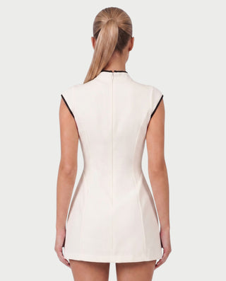 Vestido mini de malla con aberturas y detalle de cadena de JUVIA