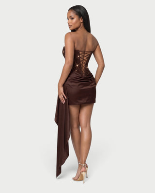 Vestido mini de malla con aberturas y detalle de cadena de JUVIA