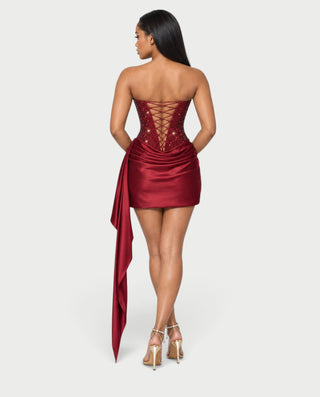 Vestido mini de malla con aberturas y detalle de cadena de JUVIA