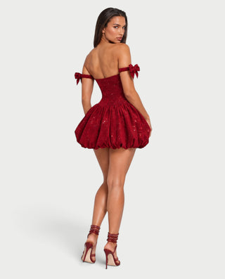 Vestido mini de malla con aberturas y detalle de cadena de JUVIA