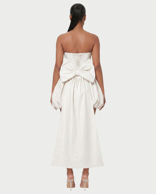 Vestido mini de malla con aberturas y detalle de cadena de JUVIA