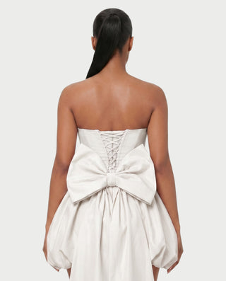 Vestido mini de malla con aberturas y detalle de cadena de JUVIA