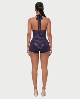 Vestido mini de malla con aberturas y detalle de cadena de JUVIA