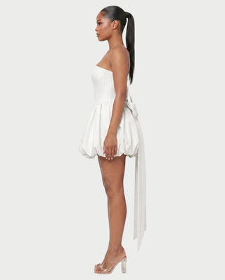 Vestido mini de malla con aberturas y detalle de cadena de JUVIA