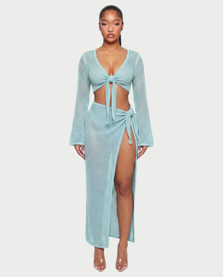 Vestido mini de malla con aberturas y detalle de cadena de JUVIA