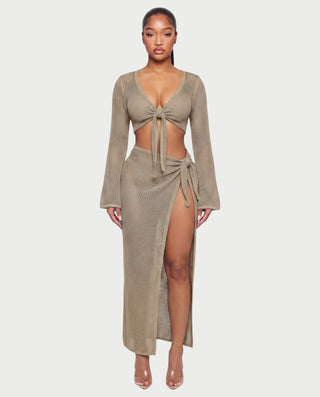 Vestido mini de malla con aberturas y detalle de cadena de JUVIA