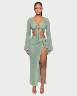 Vestido mini de malla con aberturas y detalle de cadena de JUVIA
