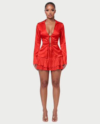 Vestido mini de malla con aberturas y detalle de cadena de JUVIA