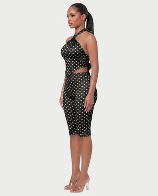 Vestido mini de malla con aberturas y detalle de cadena de JUVIA