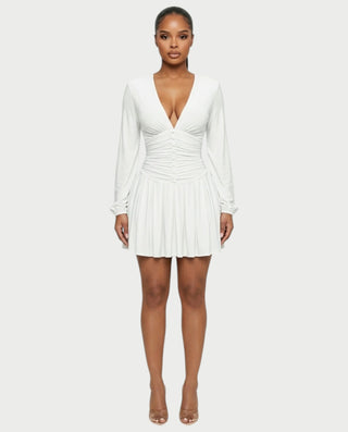 Vestido mini de malla con aberturas y detalle de cadena de JUVIA