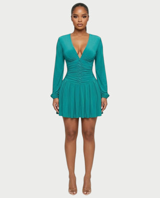 Vestido mini de malla con aberturas y detalle de cadena de JUVIA