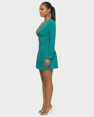 Vestido mini de malla con aberturas y detalle de cadena de JUVIA