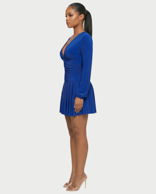 Vestido mini de malla con aberturas y detalle de cadena de JUVIA