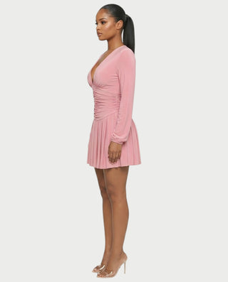 Vestido mini de malla con aberturas y detalle de cadena de JUVIA