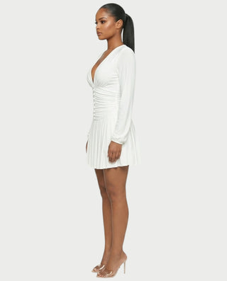 Vestido mini de malla con aberturas y detalle de cadena de JUVIA