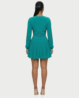 Vestido mini de malla con aberturas y detalle de cadena de JUVIA