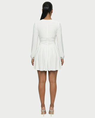 Vestido mini de malla con aberturas y detalle de cadena de JUVIA