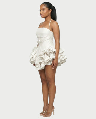 Vestido mini de malla con aberturas y detalle de cadena de JUVIA