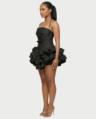 Vestido mini de malla con aberturas y detalle de cadena de JUVIA
