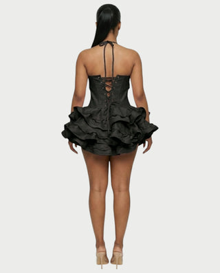 Vestido mini de malla con aberturas y detalle de cadena de JUVIA