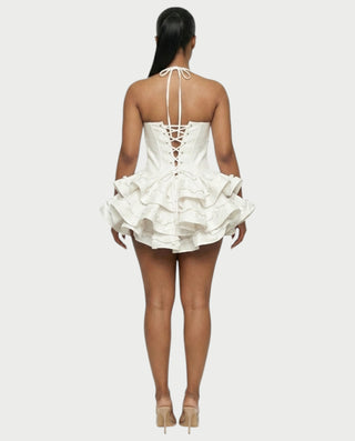 Vestido mini de malla con aberturas y detalle de cadena de JUVIA