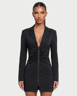 Vestido mini de malla con aberturas y detalle de cadena de JUVIA