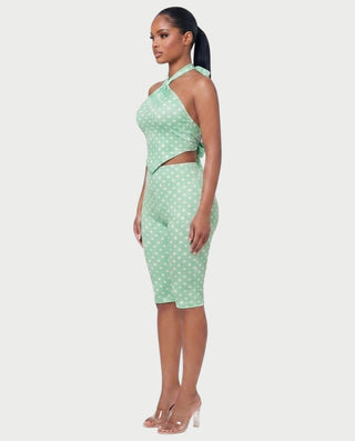 Vestido mini de malla con aberturas y detalle de cadena de JUVIA