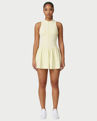 Vestido mini de malla con aberturas y detalle de cadena de JUVIA