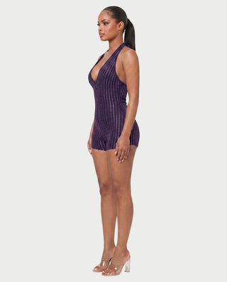 Vestido mini de malla con aberturas y detalle de cadena de JUVIA