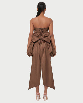 Vestido mini de malla con aberturas y detalle de cadena de JUVIA