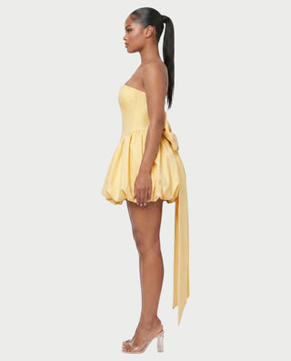 Vestido mini de malla con aberturas y detalle de cadena de JUVIA