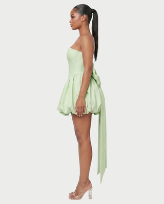 Vestido mini de malla con aberturas y detalle de cadena de JUVIA