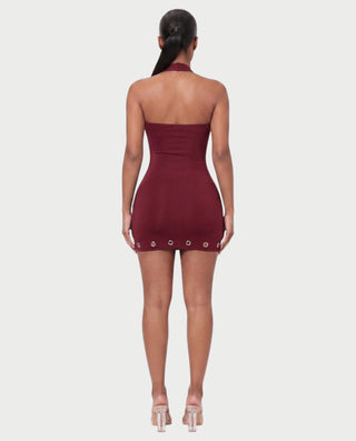 Vestido mini de malla con aberturas y detalle de cadena de JUVIA