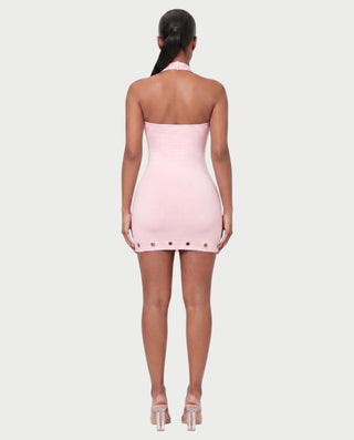 Vestido mini de malla con aberturas y detalle de cadena de JUVIA