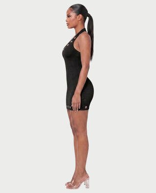 Vestido mini de malla con aberturas y detalle de cadena de JUVIA