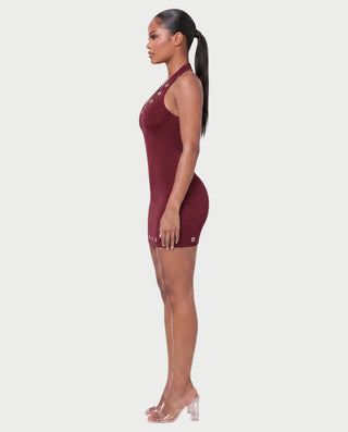 Vestido mini de malla con aberturas y detalle de cadena de JUVIA