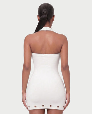 Vestido mini de malla con aberturas y detalle de cadena de JUVIA