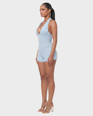 Vestido mini de malla con aberturas y detalle de cadena de JUVIA