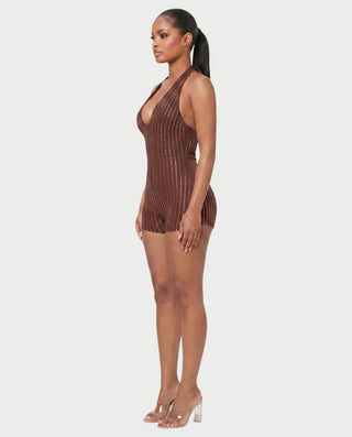 Vestido mini de malla con aberturas y detalle de cadena de JUVIA