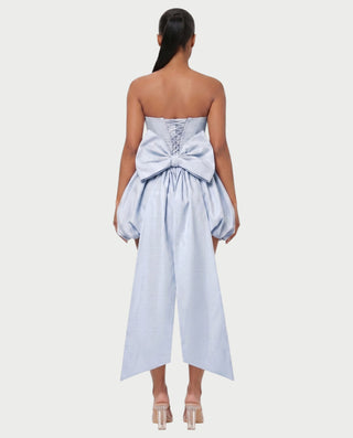 Vestido mini de malla con aberturas y detalle de cadena de JUVIA