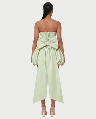 Vestido mini de malla con aberturas y detalle de cadena de JUVIA